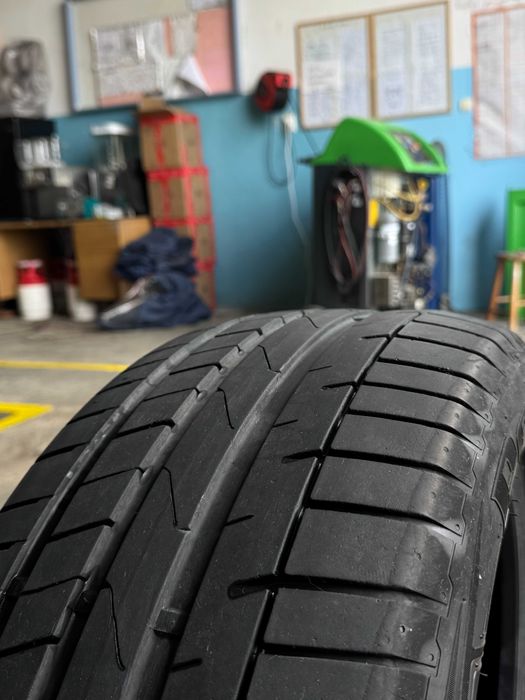 Vând 2 anvelope de vară 235/50 ZR18  Petlas Velox Sport PT741