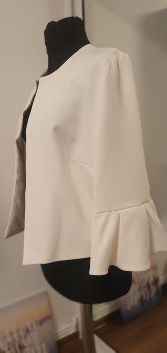 Sacou ivoire  elegant din stofa cu maneci clopot,