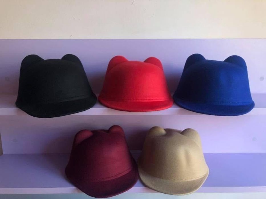 Нови шапки с ушички и козирка в червено и синьо с шнур за стесняване