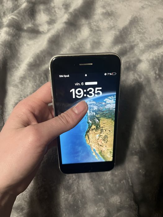 Vand  Iphone SE  in stare buna