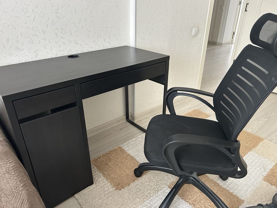 Стол письменный с креслом. Недорого.