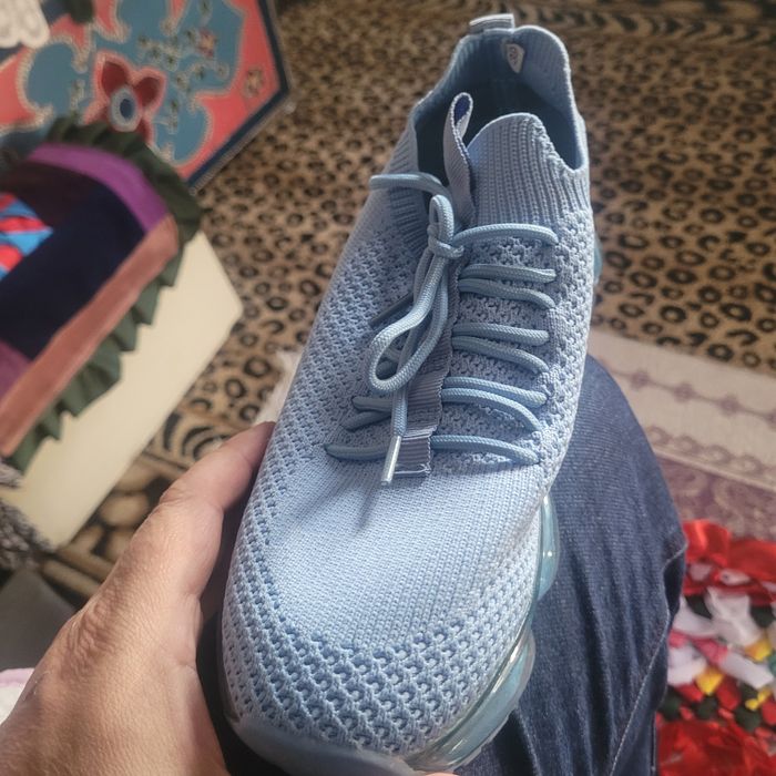 Продам кроссовки женские