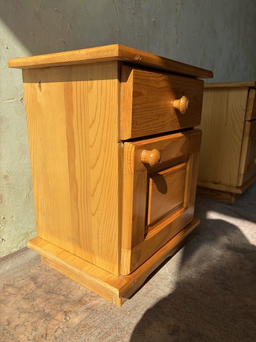 Нощни шкафчета от масивна дървесина