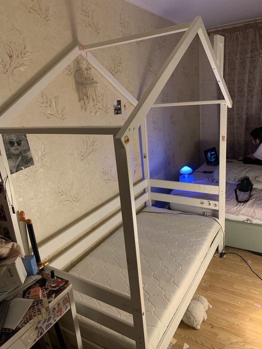 Продам детскую кровать-домик