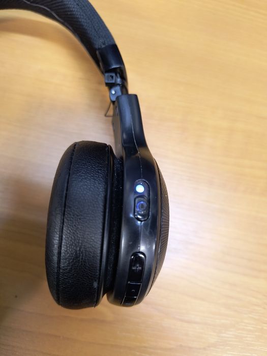 JBL Bluetooth слушалки