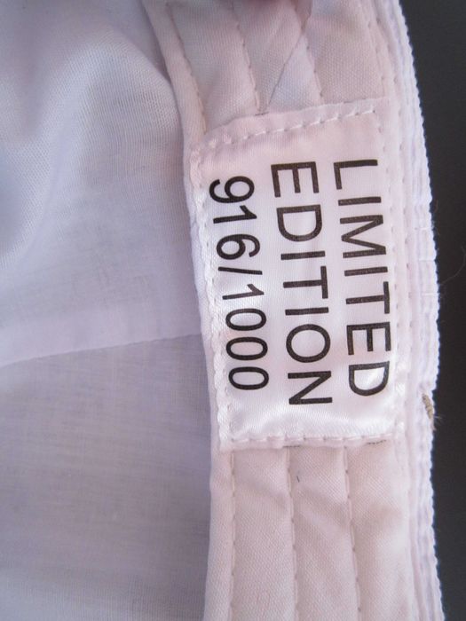 колекционерска бяла шапка за световната купа по ски в Банско