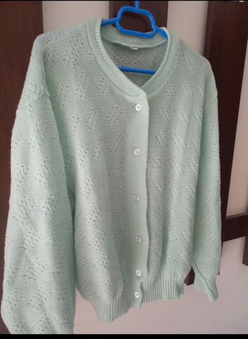 Pulovar subtire dama cu nasturi marime 48-50 sau XXL stare foarte buna