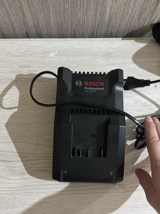 Продам зарядку Bosch новая торг уместен