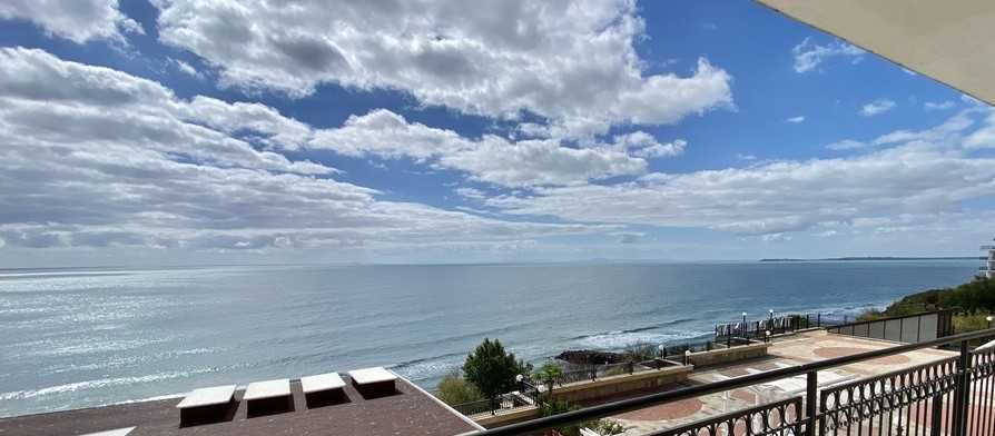 Просторен двустаен апартамент с морска панорама, Първа линия