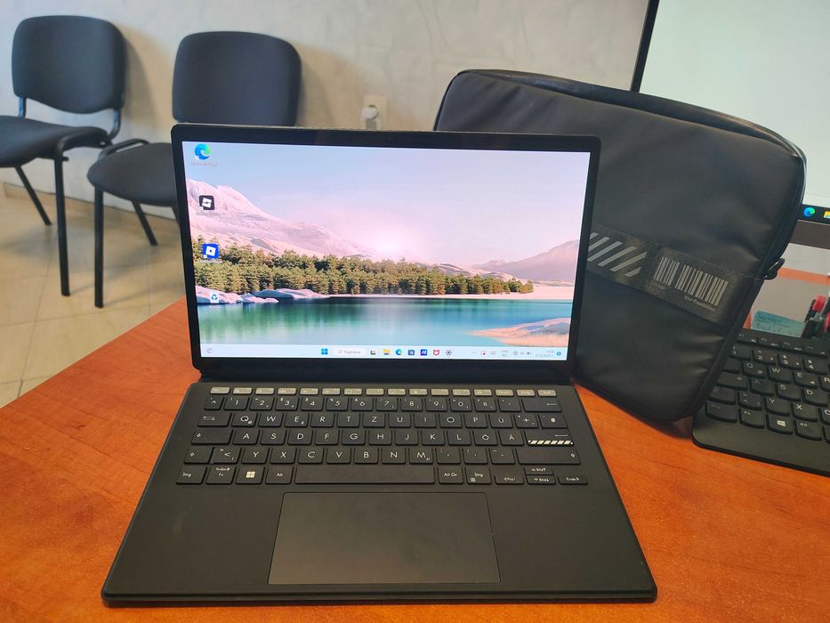 Таблет Asus Vivobook с подвижна клавиатура