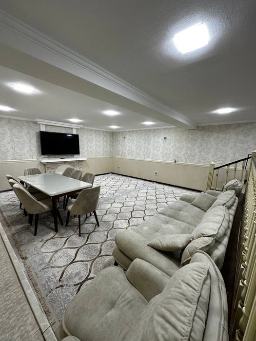 3-қаватли кирпичдан қилинган уй мебел ва техникалар билан сотилади.