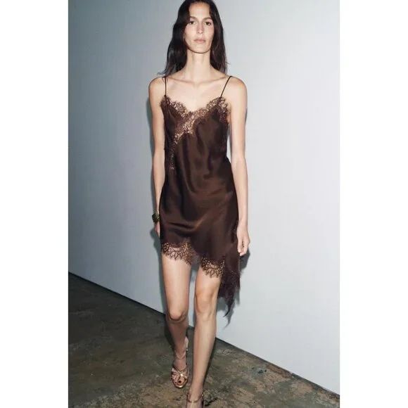 Сатенена рокля по модел на Zara