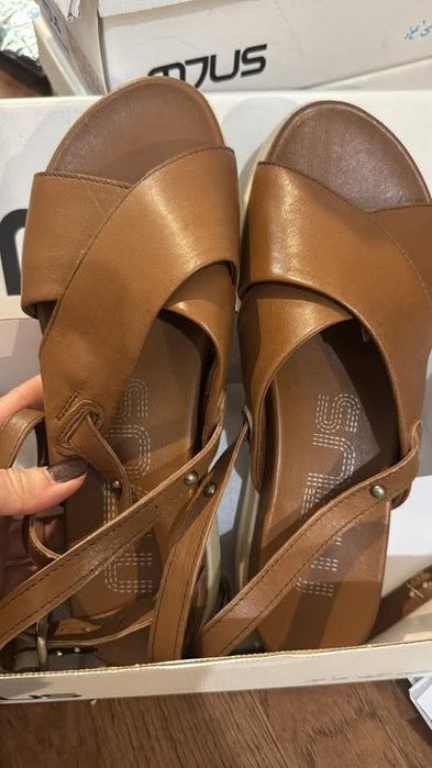 Чисто нови сандали