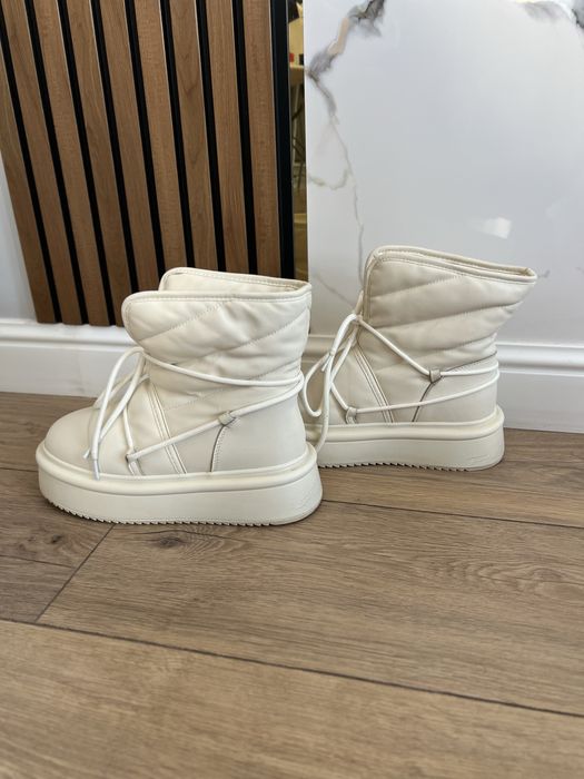 СРОЧНО ПРОДАЮ Зимние дутики молочного цвета