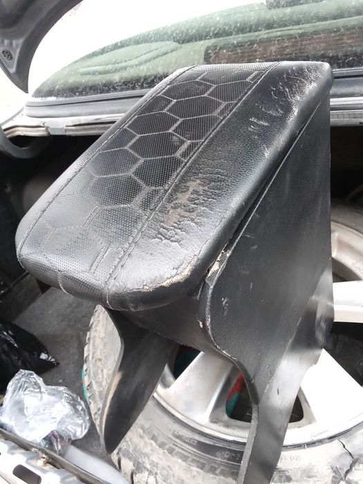 Бардачек между сидений