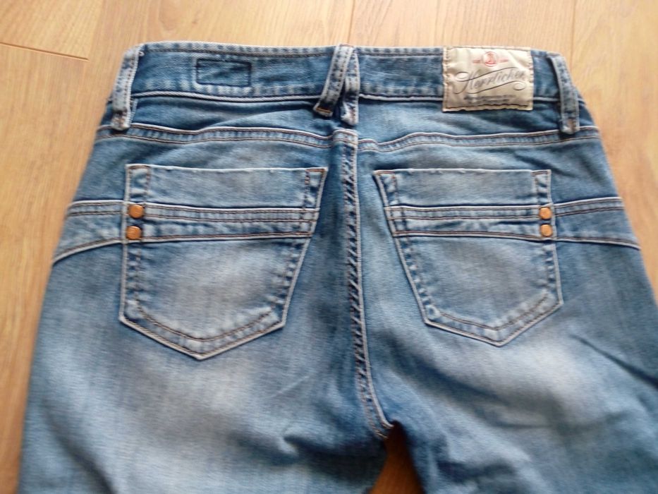 2 чифта дамски дънки + колан ест. кожа