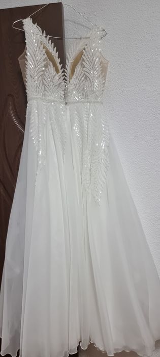 Продавам блческа рокля