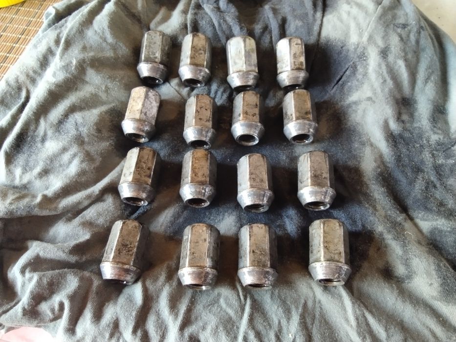 Пълен комплект оригинални болтове за ляти джанти ,на Форд до 2006 годи