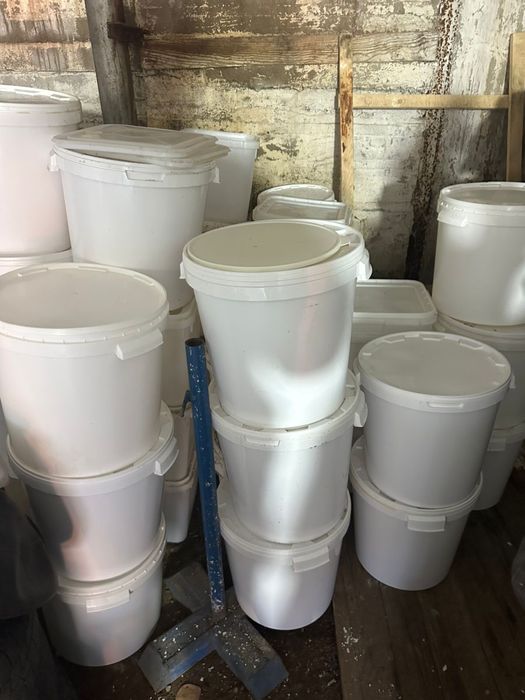 Пустые ведра из меда