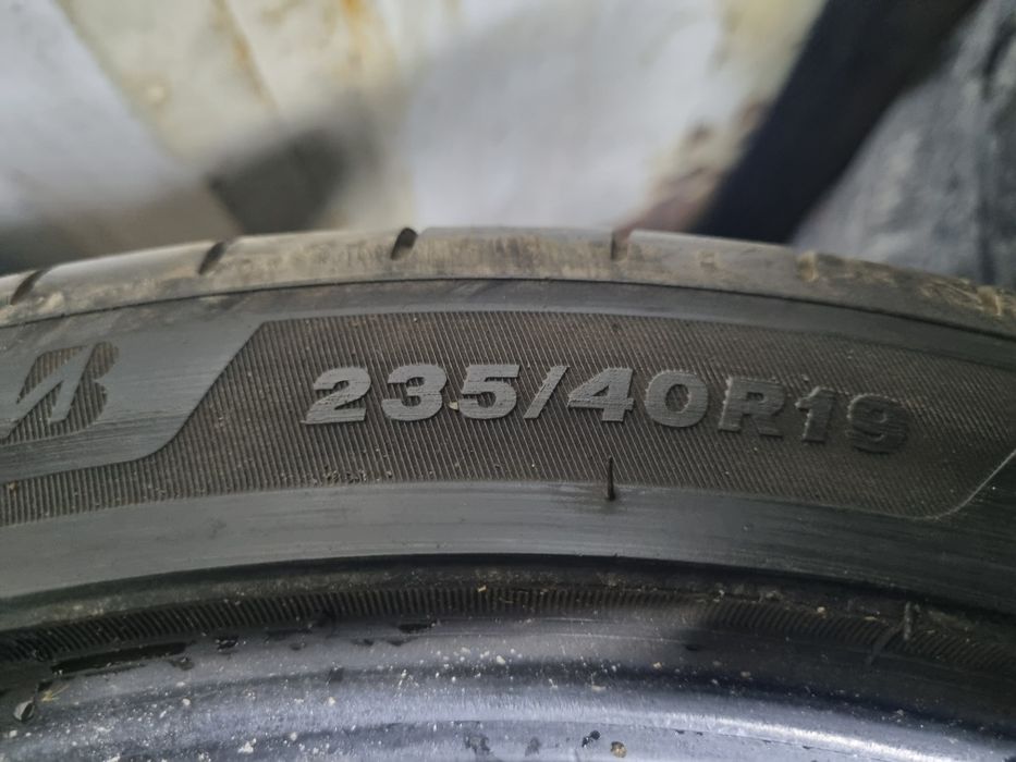 235 40 R19 продам