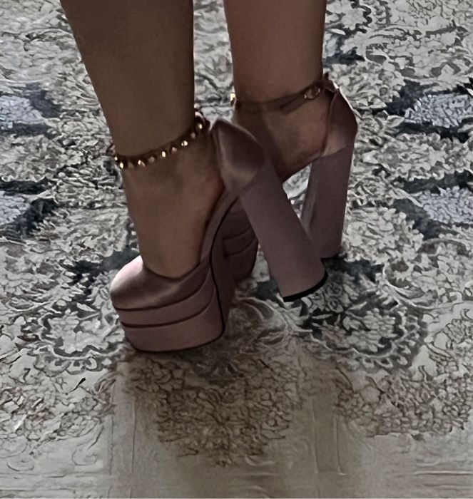 Туфли на высоком каблуке