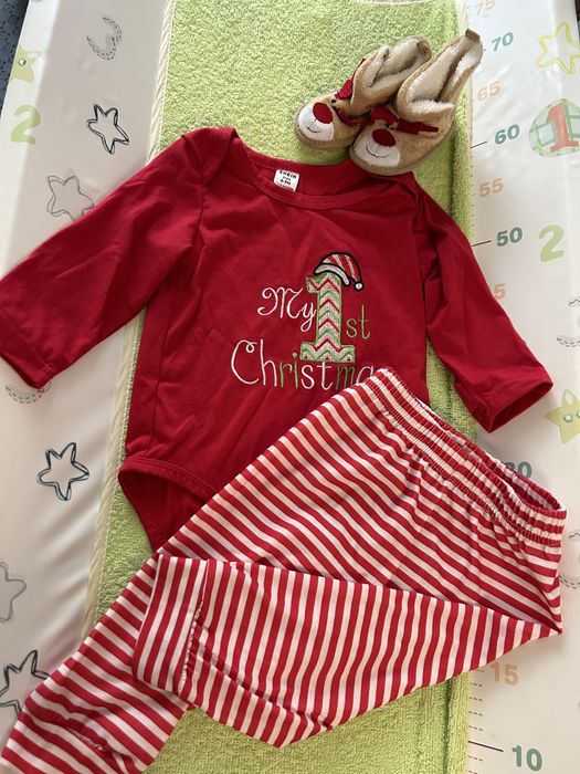 Коледно костюмче и пантофки за бебе от 6-9 м.