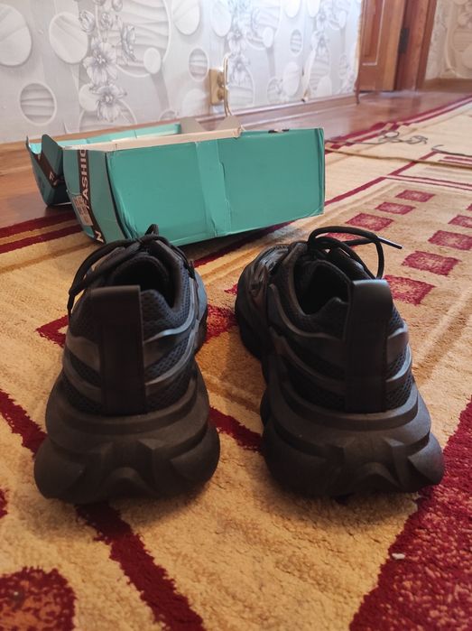 Кроссовки новые 43р