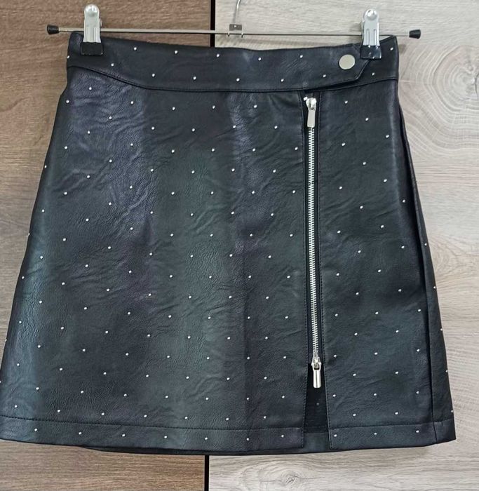 Къса кожена пола със сребристи капси