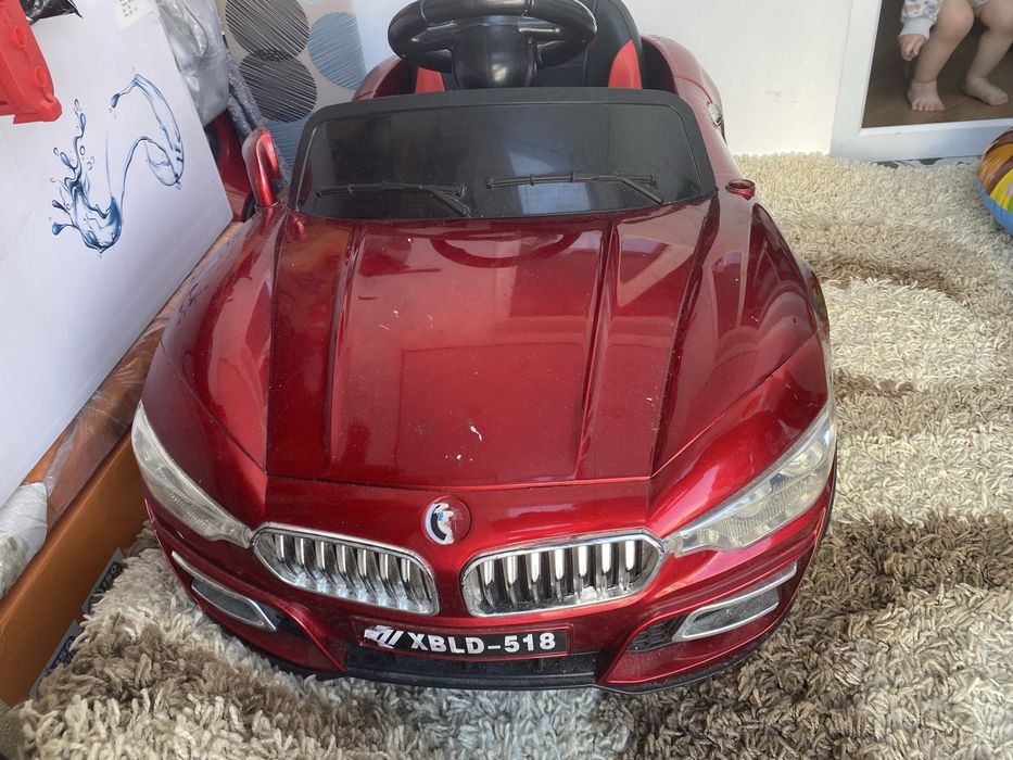 Продам детскую машину электромобиль