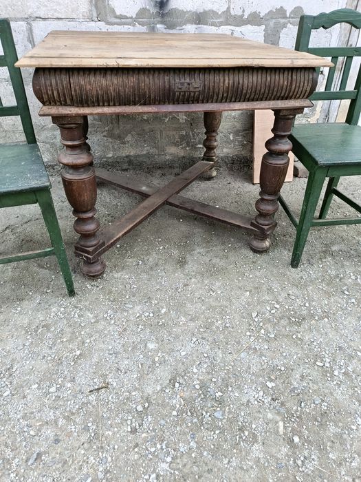 Vând masa veche în stare buna