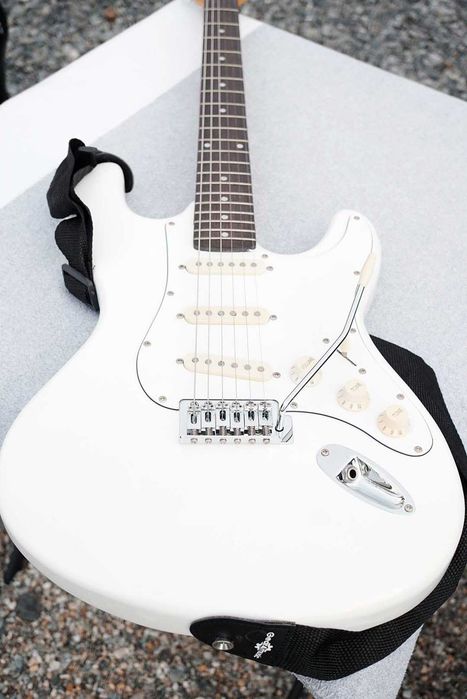 Chitară electrică Gear4music LA albă Stratocaster + husă + accesorii