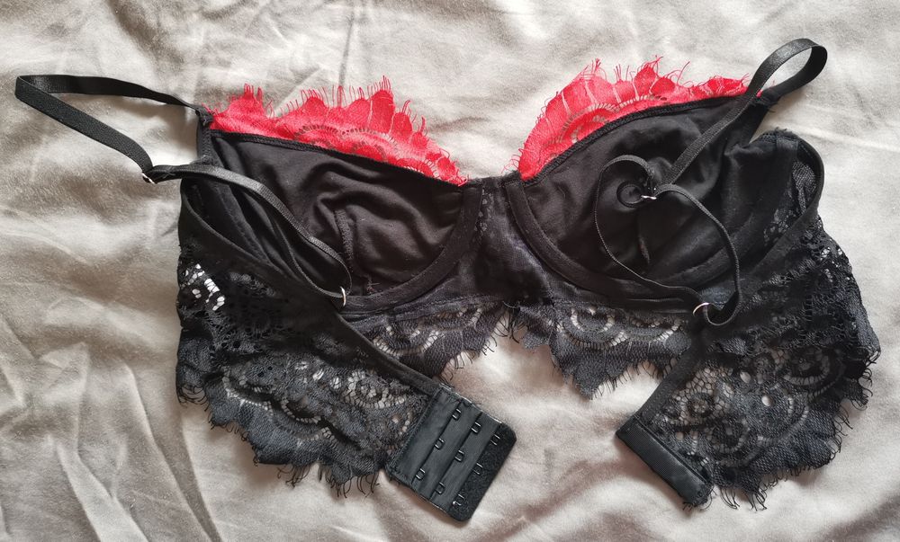 Set lenjerie roșie sexy și îndrăzneață