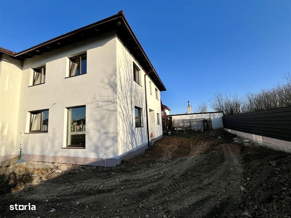 Casa cu teren de 420 mp, 5 camere, 2 băi - Zona linistita