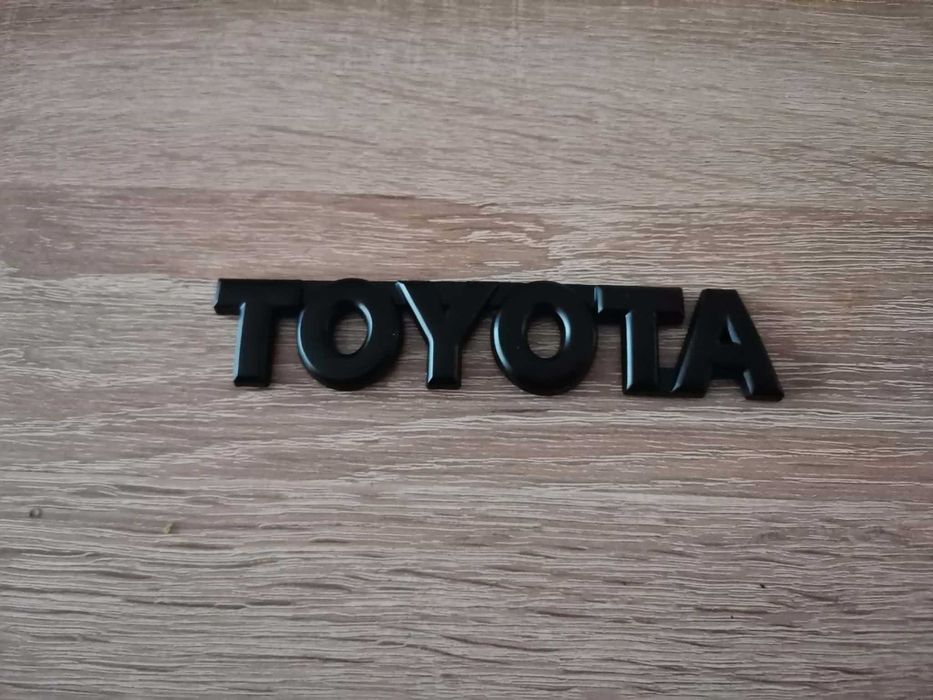 Toyota черен надпис малък шрифт
