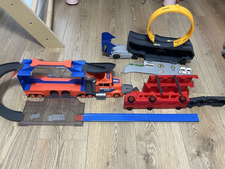 Играчки камиони писти книжки