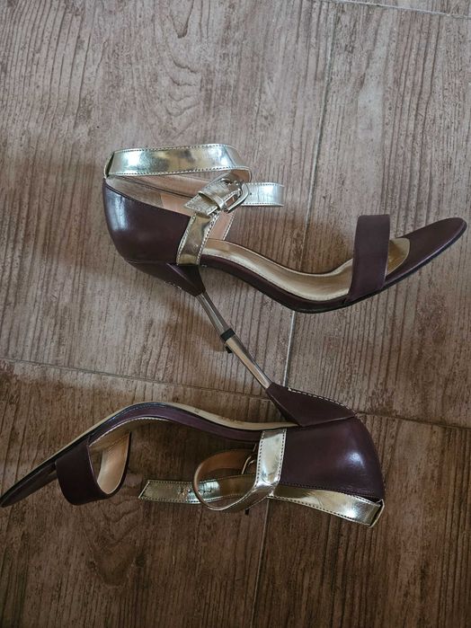 Продавам обуви CARRANO