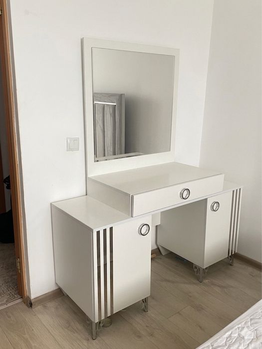 Туалетный столик с зеркалом