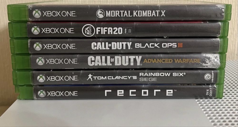 Xbox One S + 2 джойстика + 6 игр на дисках.