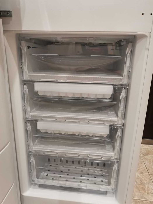 Хладилник с фризер - Indesit CAA 55