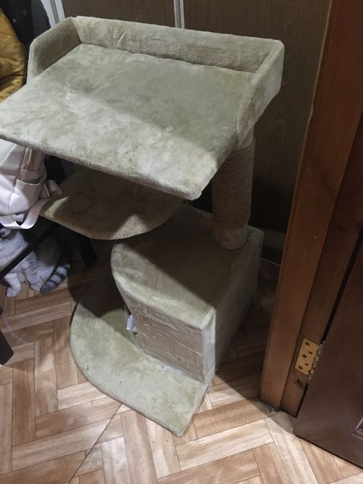 Лежанка для котиков, когтеточка.