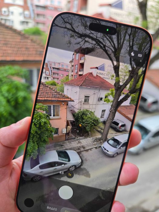 Продавам iPhone 17 Pro Max в уникалния и изключително атрактивен цвят Cosmic Orange. Телефонът е в безупречно състояние, неразличим от нов!