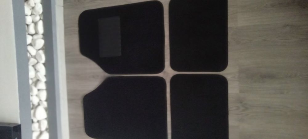 Гумени и мокетени стелки комплект !