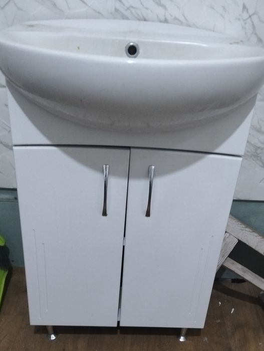 Раковина с тумбой.