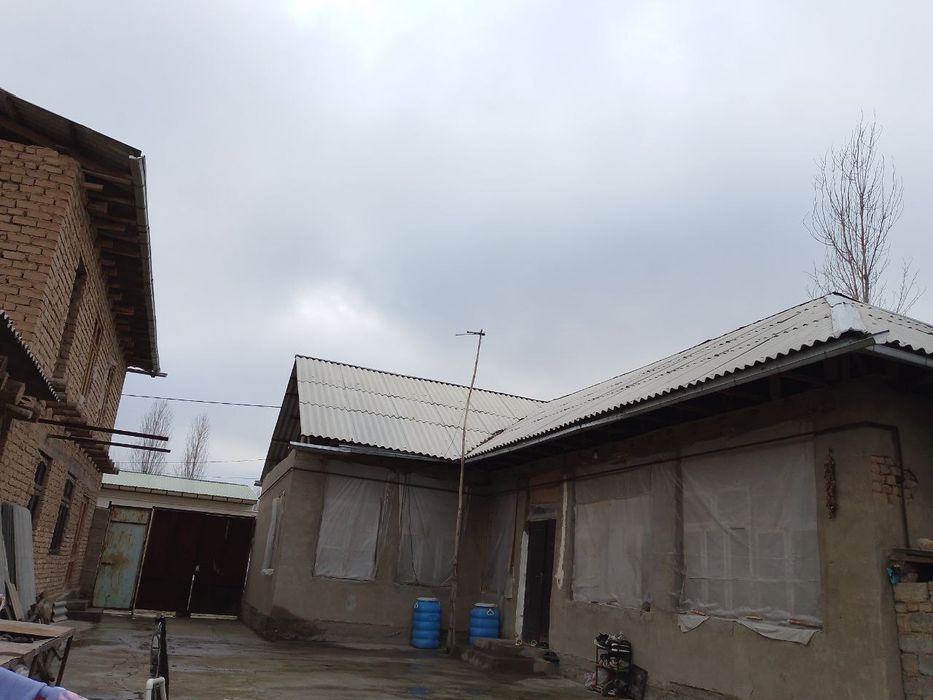 Yangiyoʻl tumanida joylashgan ezoz kfesi yonida zarilga sotilayabdi