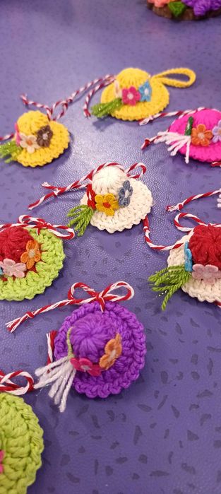 martisor palariuta lucrat crosetat manual brosa pret pe buc