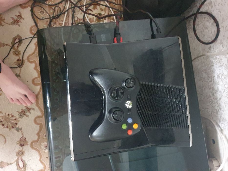 Продам xbox360 есть 31 игры два геймпад