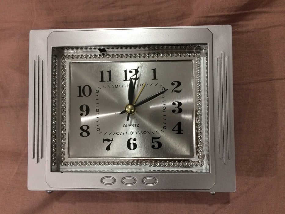 Настолни и стенни часовници - електронни  и ръчни от соца