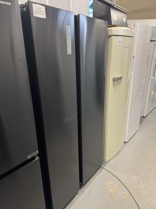 Frigider side-by-side Hisense RS677N4AFC