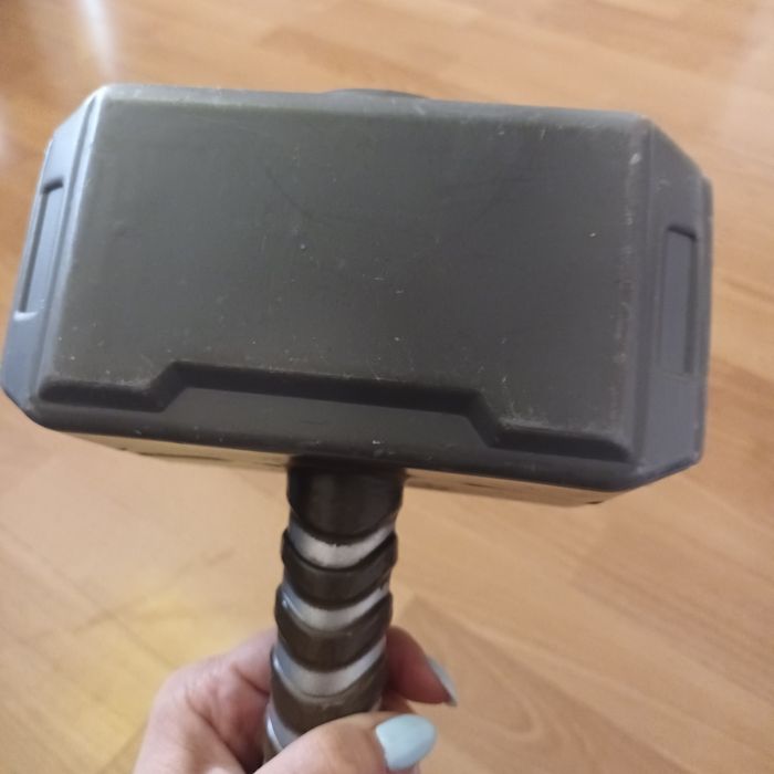 Чука и брадвата на Тор