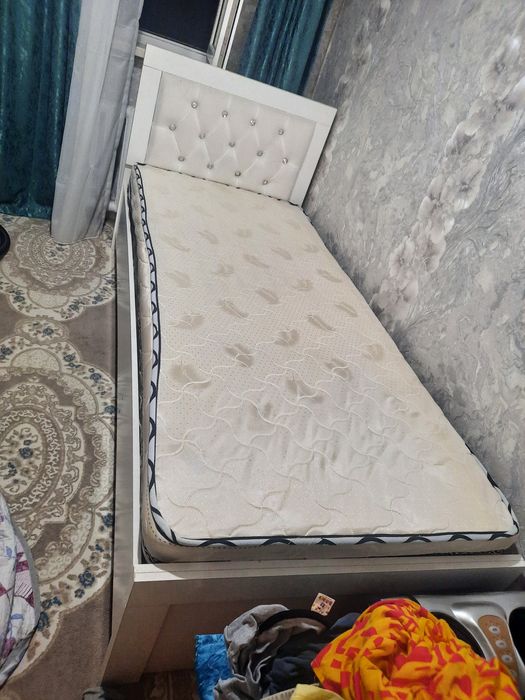 Кровать с матрасом